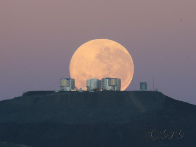 Paranal Moonset