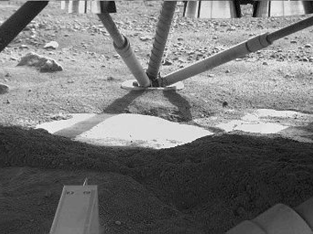 Unusual Light Patch Under Phoenix Lander on Mars