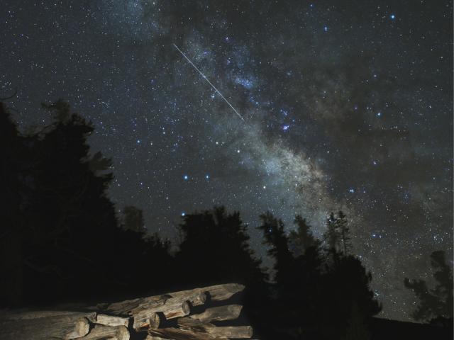 Lyrid Meteor and Milky Way
