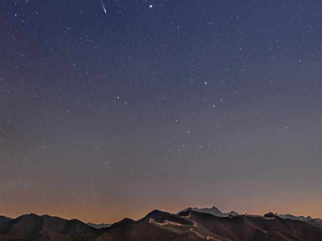 Comet Lovejoy over The Great Wall
