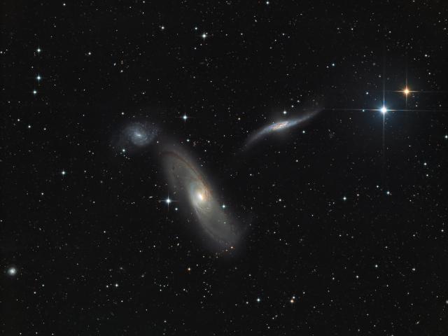 Arp 286: Trio in Virgo