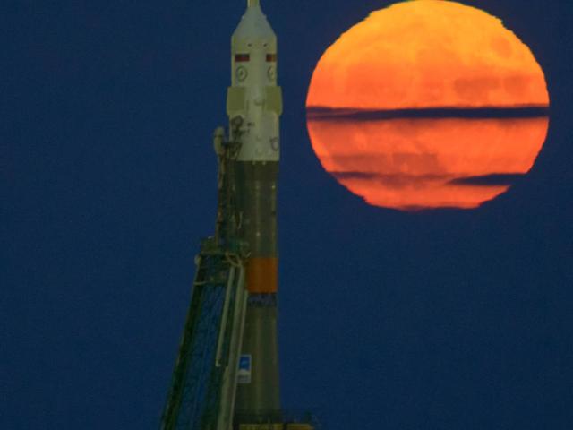 Soyuz vs Supermoon