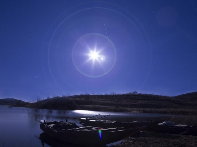 Meteors vs Supermoon