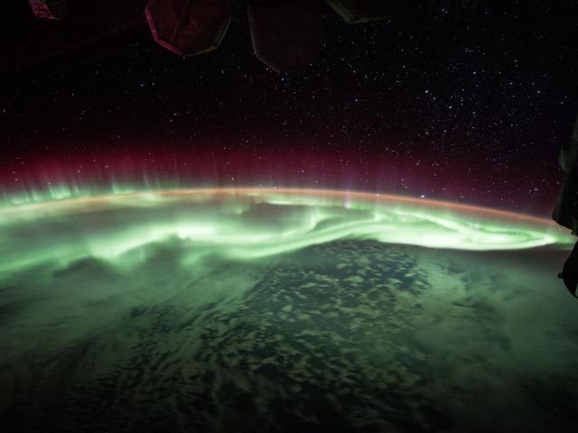 Aurora Slathers Up the Sky