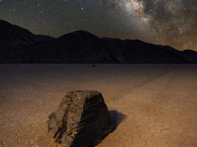 A Sailing Stone across Death Valley