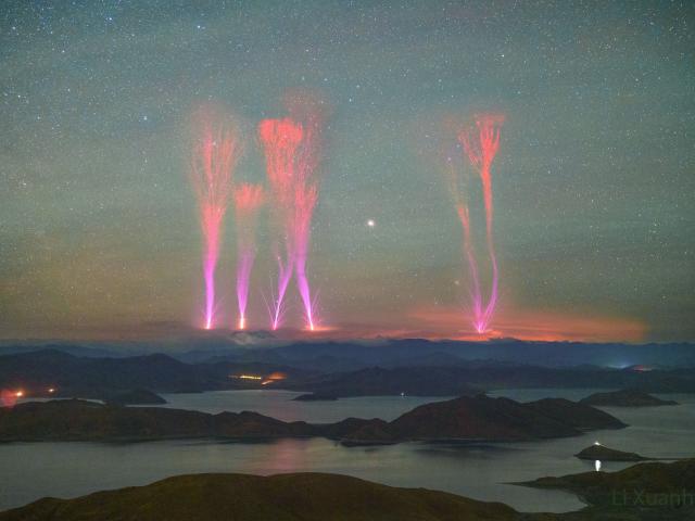 Gigantic Jets over Himalayan Mountains