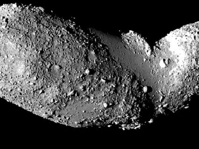 Unusually Smooth Sections of Asteroid Itokawa