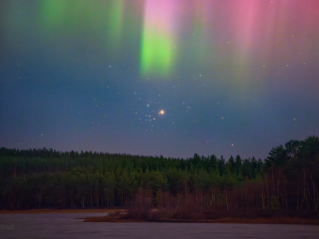 Mars and the Beehive Under an Aurora