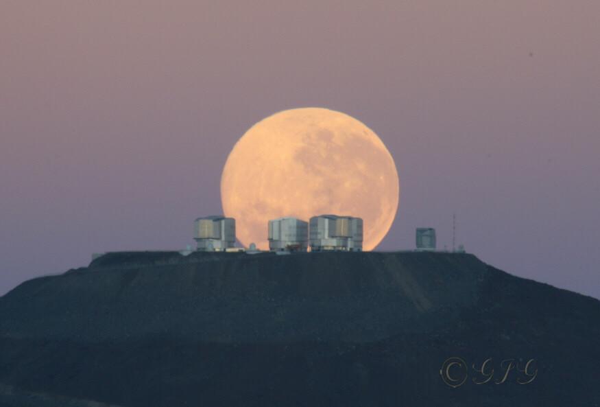 Paranal Moonset