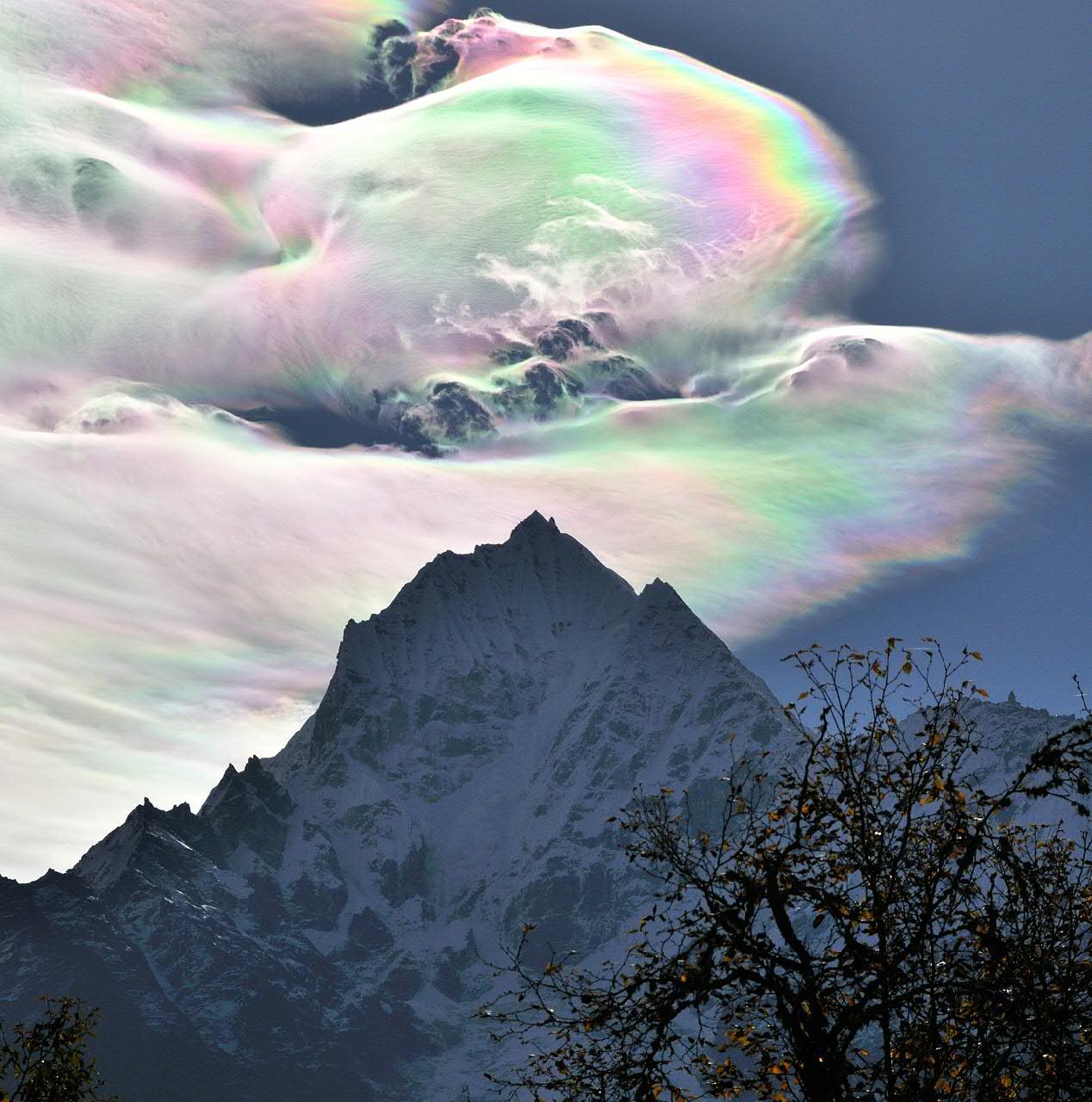 Iridescent Clouds over Thamserku