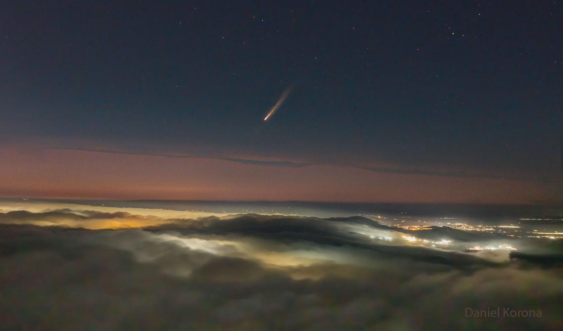 Comet Tsuchinshan ATLAS over Mexico