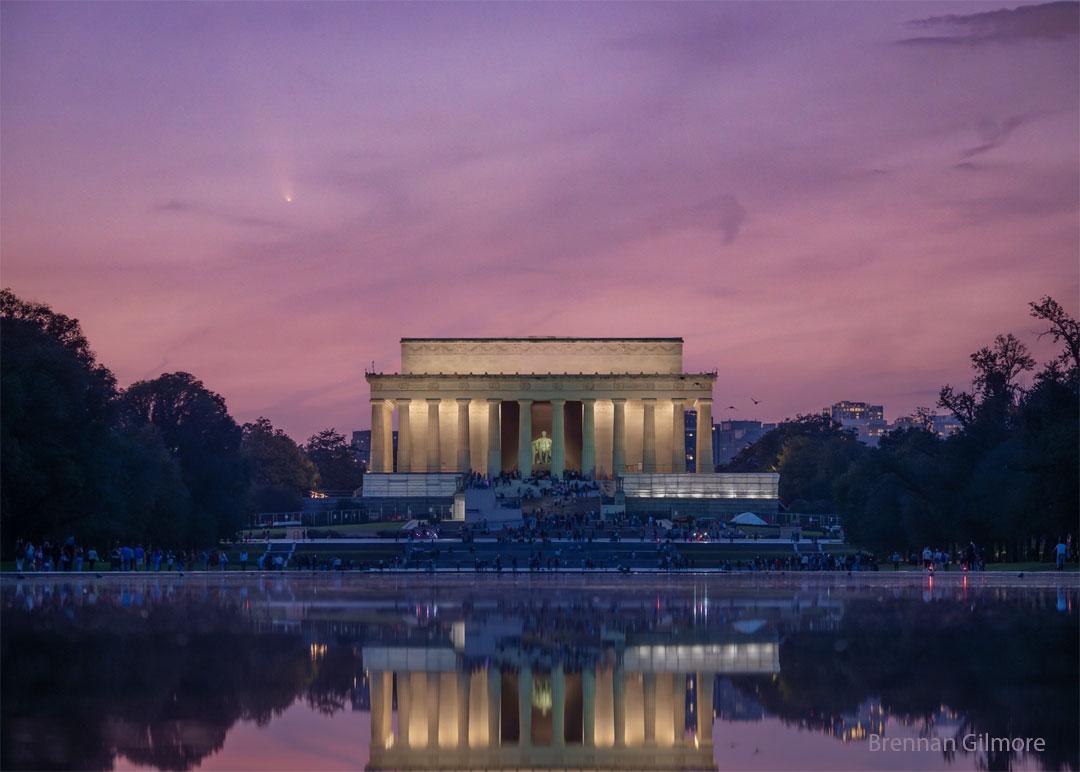 Comet Tsuchinshan ATLAS Over the Lincoln Memorial